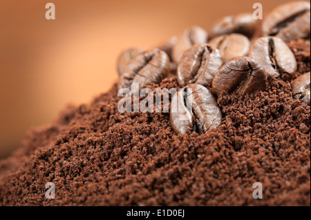 Kaffeebohnen hautnah auf Kaffeesatz Stockfoto