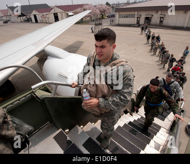 US Air Force Piloten aus dem 14. Fighter Squadron und Wartungseinheit an Bord eines Flugzeugs für die Republik Korea Mai gebunden Stockfoto