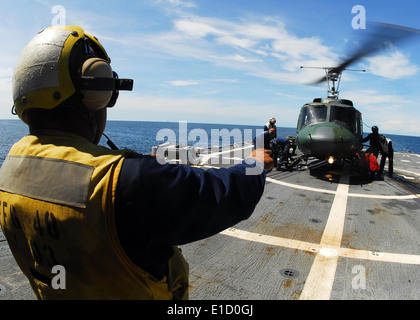 100506-N-0995C-431 SOUTH CHINA SEA (6. Mai 2010) - Deck Department an Bord USS Vandegrift (FFG 48) Geschäfte randvoll ein Stockfoto