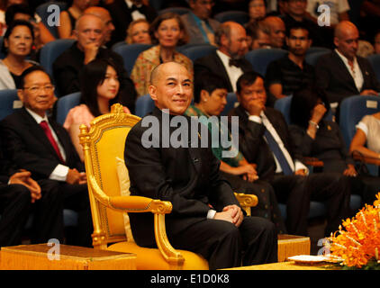 Phnom Penh, Kambodscha. 31. Mai 2014. Cambodian King Norodom Sihamoni (C) präsidiert über die Eröffnungsfeier des 2. internationalen Erbe Filmfestivals in Phnom Penh, Kambodscha, 31. Mai 2014. Das 2. internationale Filmfestival Erbe eröffnet hier Samstag, mit dem Ziel, zur Förderung und Erhaltung von klassischen Filmen auf der ganzen Welt. © Sovannara/Xinhua/Alamy Live-Nachrichten Stockfoto