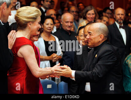 Phnom Penh, Kambodscha. 31. Mai 2014. Cambodian King Norodom Sihamoni (R) grüßt Oscar-nominierten französische Schauspielerin Catherine Deneuve bei der Eröffnung der 2. internationalen Erbe Filmfestspiele in Phnom Penh, Kambodscha, 31. Mai 2014. Das 2. internationale Filmfestival Erbe eröffnet hier Samstag, mit dem Ziel, zur Förderung und Erhaltung von klassischen Filmen auf der ganzen Welt. © Sovannara/Xinhua/Alamy Live-Nachrichten Stockfoto