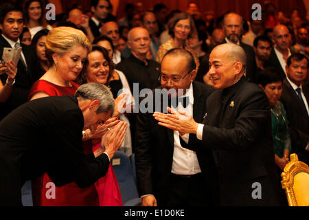 Phnom Penh, Kambodscha. 31. Mai 2014. Cambodian King Norodom Sihamoni (R) empfängt die Gäste bei der Eröffnung der 2. internationalen Erbe Filmfestspiele in Phnom Penh, Kambodscha, 31. Mai 2014. Das 2. internationale Filmfestival Erbe eröffnet hier Samstag, mit dem Ziel, zur Förderung und Erhaltung von klassischen Filmen auf der ganzen Welt. © Sovannara/Xinhua/Alamy Live-Nachrichten Stockfoto