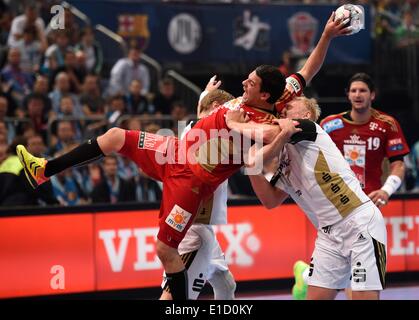 Köln, Deutschland. 31. Mai 2014. Kieler Patrick Wiencek (R) in Aktion gegen Veszprem Jose Maria Rodriguez Vaquero während der Handball Champions League EHF Final Four-match zwischen MKB Veszprem und THW Kiel in der Lanxess Arena in Köln, 31. Mai 2014. Foto: MARIUS BECKER/Dpa/Alamy Live News Stockfoto