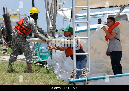 US-Soldaten aus dem Louisiana Army National Guard Last Öl verschütten Boom Materialien auf Fischerbooten am Breton Sound Stockfoto