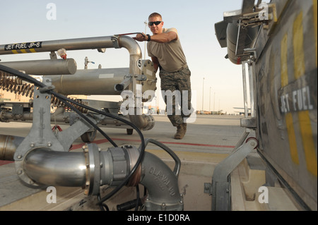 Senior Airman Anthony Melendez, 379th Expeditionary Logistik Bereitschaft Squadron Brennstoffe Spezialist, bereitet sich auf eine Kraftstoff-Truc füllen Stockfoto