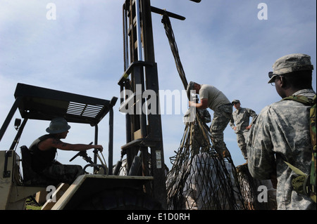 US-Soldaten aus dem 528th Ingenieur-Bataillon, Louisiana Army National Guard aus Monroe, Louisiana, inszenieren Paletten von modularen wat Stockfoto