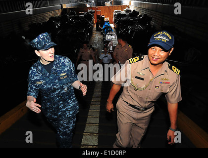 US Navy Lt. j.g Theresa Lehman, links, erklärt gut Deck Operationen ein FC Royal Thai Navy-Offizier an Bord der amphibischen Stockfoto