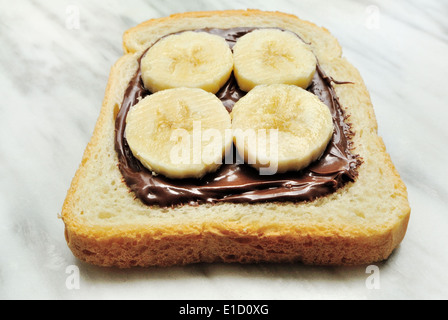 Brot mit Schokolade Sahne und Bananen Scheiben Stockfoto