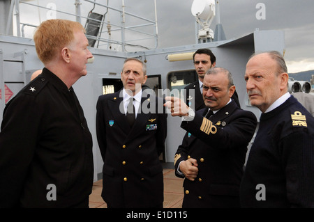 U.S. Navy Rear Admiral James G. Foggo, links, der stellvertretende Kommandeur der US 6. Flotte, spricht mit der Crew der italienischen Marine Stockfoto