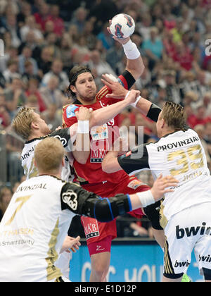 Köln, Deutschland. 31. Mai 2014. Kieler Aron Palmarsson (L-R), Rene Toft Hansen und Filip Jicha in Aktion gegen Veszprem Nandor Fazekas während der Handball Champions League EHF Final Four-match zwischen MKB Veszprem und THW Kiel in der Lanxess Arena in Köln, 31. Mai 2014. Foto: MARIUS BECKER/Dpa/Alamy Live News Stockfoto