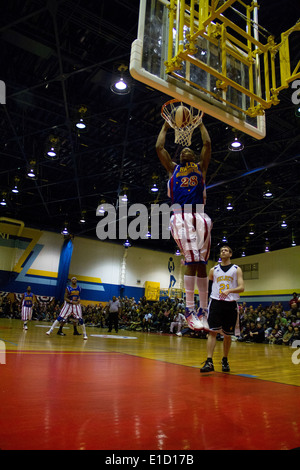 Eric "Säge" Hall, #28, Harlem Globetrotters nach vorne, Slamdunks einen Basketball während der 10. militärische Tour, MCAS Iwakuni, Ja Stockfoto