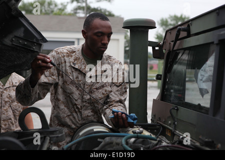 U.S. Marine Corps CPL. Jason Brown, Kraftverkehr Mechaniker mit 26. Marine Expeditionary Unit, prüft sein Fahrzeug? s Öl Pr Stockfoto