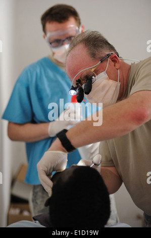 US Air Force Oberstleutnant Steven Alger, Recht, ein Zahnarzt mit 86. Aerospace Medicine Geschwader aus Ramstein Air Force Base, Ge Stockfoto