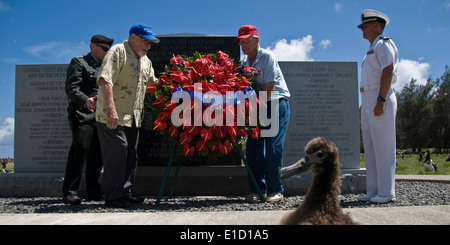 George Bernstein, ein Veteran der Schlacht um Midway, legt einen Kranz auf das Battle of Midway Memorial während einer Zeremonie t Stockfoto