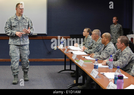 Chief Master Sgt. von der Air Force James A. Roy spricht zu Studenten der Gaylor Airman Leadership School auf der Randolph Air Force Stockfoto