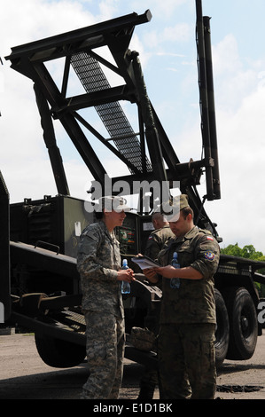 US-Soldat von Alpha Batterie, 5. Bataillon, 7. Luft-Verteidigung-Artillerie-Regiment trainieren polnische Militärangehörige auf präventive m Stockfoto