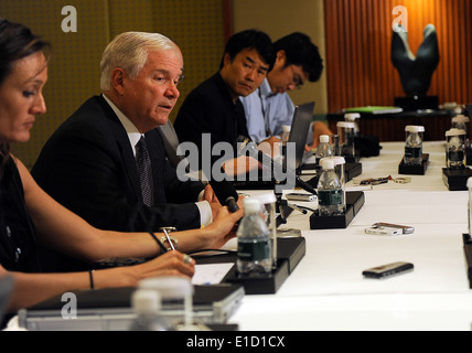 US-Verteidigungsminister Robert M. Gates Gespräche mit Mitgliedern der Presse während der 9. Internationalen Institut für strategische Studi Stockfoto