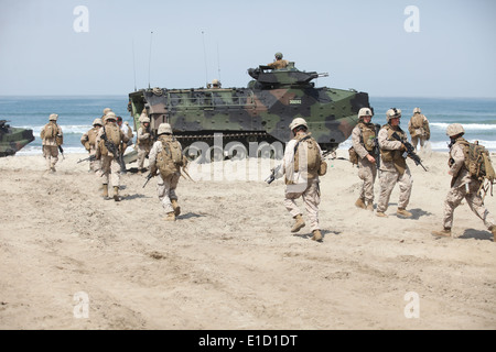 US-Marines mit 1. Bataillon, 7. Marineregiment Rendite auf ihre amphibische Fahrzeuge Camp Pendleton, Kalifornien, Jun Stockfoto