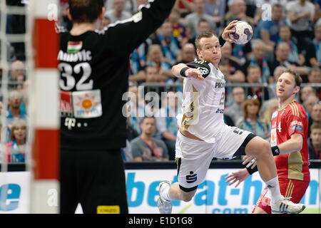 Köln, Deutschland. 31. Mai 2014. Kieler Christian Zeitz (R) punktet gegen Veszprem Torwart Mirko Alilovic während der Handball Champions League EHF Final Four-match zwischen MKB Veszprem und THW Kiel in der Lanxess Arena in Köln, 31. Mai 2014. Foto: MARIUS BECKER/Dpa/Alamy Live News Stockfoto