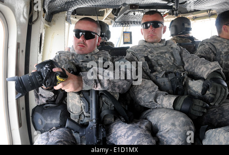 US Army Spc. Eric Cabral, ein Joint Multinational Readiness Center Team zugeteilt nimmt ein Foto von dem Lande in Afghanistan Stockfoto