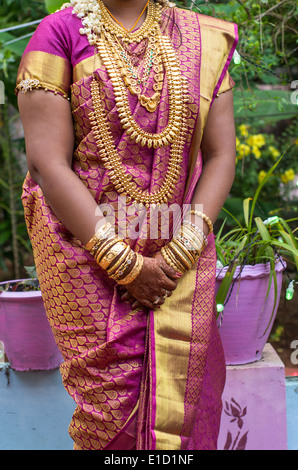 Die Hände eines indischen Braut geschmückt mit Schmuck, Armreifen und mit Henna bemalt Stockfoto
