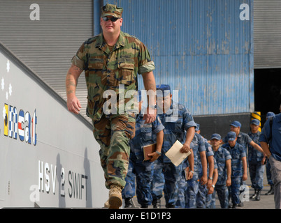 U.S. Navy Senior Chief Gunner's Mate Edward Middendorf führt Mitglieder des nicaraguanischen Verteidigungskräfte auf high-Speed-Schiff Stockfoto