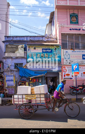 MADURAI/INDIEN - 23.DEZ. Stadtstraße mit Menschen am 23. Dezember 2013 in Madurai, Tamil Nadu, Indien. Stockfoto