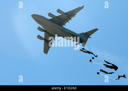 Ein Flugzeug der US Air Force c-17 Globemaster Tropfen Ladung über Forward Operating Base Baylough, Afghanistan, 10. Juni 2010. Die Zertifizierungsstelle Stockfoto