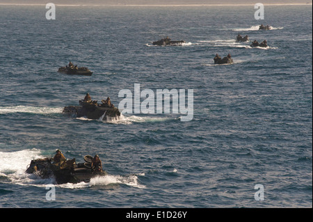 US-Marines aus speziellen Zweck Marine Air Ground Task Force 24 transit, der USS New Orleans (LPD-18) in amphibischer Angriff Stockfoto