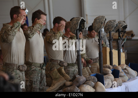 US-Flieger Gruß während einer Gedenkfeier für gefallene Militärangehörige im Camp Bastion, Afghanistan, 11. Juni 2010. Die vier Stockfoto