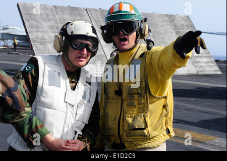 U.S. Navy Lt. Christopher Dirkschneider, Recht, erklärt Flugzeugträger Flugbetrieb auf pakistanische Marine Rear Admiral Zafar M Stockfoto