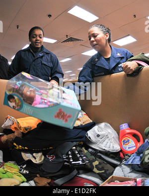 US-Navy-Logistik-Spezialist 2. Klasse Alejandra Gutierrezalba, Recht, spendet Artikel 28. März 2011, Res verteilt werden Stockfoto