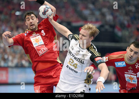 Köln, Deutschland. 31. Mai 2014. Kieler Aron Palmarsson (M) in Aktion gegen Veszprem Peter Gulyas (L) und Carlos Ruesga Pasarin während die Handball Champions League EHF Final Four Übereinstimmung zwischen MKB Veszprem und THW Kiel in der Lanxess Arena in Köln, 31. Mai 2014. Foto: MARIUS BECKER/Dpa/Alamy Live News Stockfoto