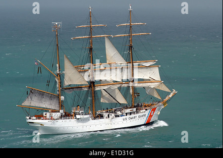 Die Crew an Bord USCGC Eagle (WIX 327) beteiligt sich das Schiff? s segelt auf dem Weg nach Corpus Christi, Texas, 2. Juli 2010. (DoD Foto: Stockfoto