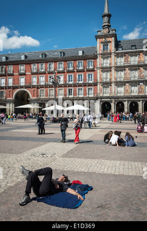 Die Menschen genießen die Sonne auf der Plaza Mayor im Zentrum von Madrid. Spanien. Stockfoto