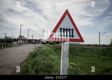 Bahnübergang an der Grenze von Slowjansk - frontline Position des pro-russischen Separatisten in der Ukraine 2014 in Konflikt Stockfoto