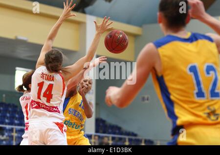 Sopot, Polen. 31. Mai 2014. Sopot, Polen 31. Mai 2014 Polen Gesichter Schweden im freundlichen Frau Basketball Spiel in 100-Lecia Sporthalle in Sopot.Binta Drammeh (13) in Aktion während des Spiels © Michal Fludra/NurPhoto/ZUMAPRESS.com/Alamy Live-Nachrichten Stockfoto