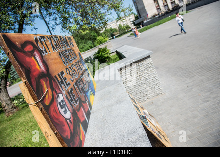 Bilder vor der Gebietsverwaltung Donezk Gebäude besetzt von den Anhängern der Donezk Volksrepublik Republik Ukraine Stockfoto