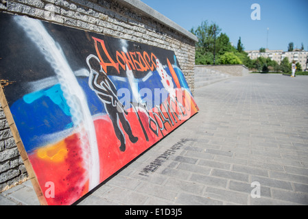 Bilder vor der Gebietsverwaltung Donezk Gebäude besetzt von den Anhängern der Donezk Volksrepublik Republik Ukraine Stockfoto