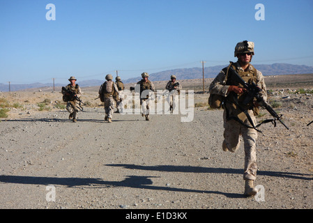 US-Marines mit 2nd Platoon, Lima Company, 3. Bataillon, 5. Marineregiment führen Manöver-at-Drehzahl lädt am Marine ADR Stockfoto