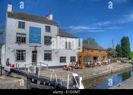HDR-Bild von The Waterside Inn und Mountsorrel Sperren auf dem Fluss steigen, Leicestershire, England Stockfoto