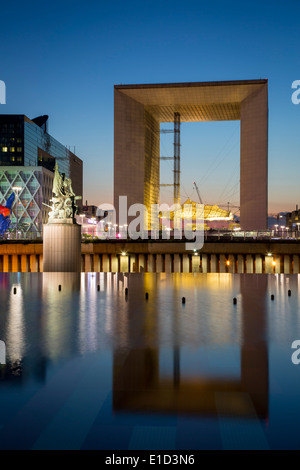 Der große Bogen und moderne Gebäude von La Défense, Paris Frankreich Stockfoto