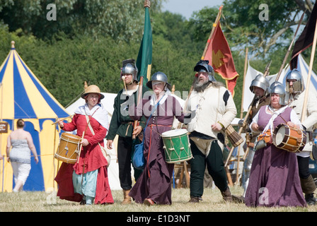 Tewkesbury Mittelalterfest, Gloucester UK Juli 2013: weibliche Trommler führen die Soldaten im März in den Krieg Stockfoto