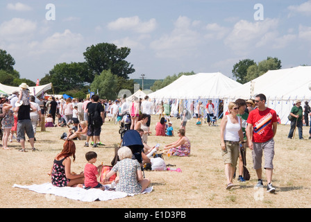 Tewkesbury Mittelalterfest, Gloucester UK Juli 2013: viele Leute genießen Mittagessen Einkaufen auf dem Markt Stockfoto