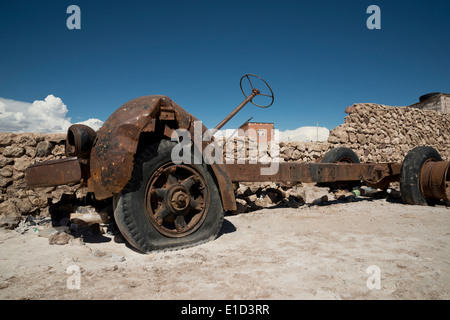 Verrosteten Fahrzeug am Rande der Salze Wohnungen in Uyuni, Bolivien Stockfoto