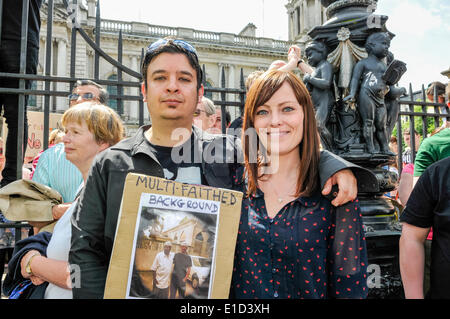 Belfast, Nordirland. 31. Mai 2014 - steht Nichola Mallon mit Tausenden von Menschen, die für eine Anti-Rassismus-Rallye statt zur Unterstützung von Anna Lo MLA herausstellte.  MS Lo hatte gedroht, Nordirland wegen der Menge an rassistische Übergriffe zu verlassen. Bildnachweis: Stephen Barnes/Alamy Live-Nachrichten Stockfoto