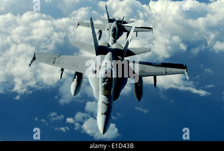 US Marine Corps F/A-18 Hornet fliegt von Marine Fighter Attack Squadron (VMFA) 224 über gemeinsame Basis Pearl Harbor-Hickam Stockfoto