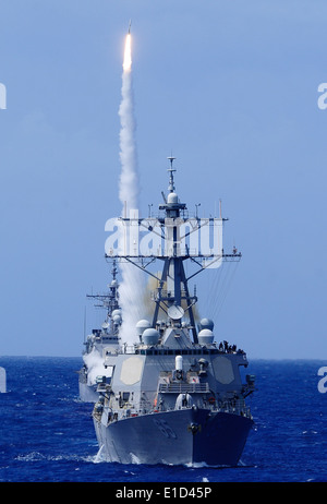 Der Lenkwaffenzerstörer USS Benfold (DDG-65) Manöver vor der Lenkwaffen-Kreuzer USS Chosin (CG-65) als Chosin fi Stockfoto