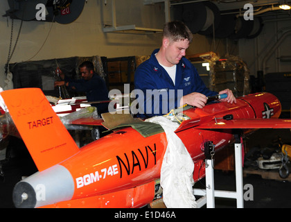 US Marine Aviation Equipment Supporttechniker 2. Klasse Daniel D? Angiolillo, der Ziele-Abteilung Kommandanten, Flotte Stockfoto