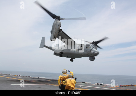 Ein US-Segler mit USS Kearsarge (LHD-3) grüßt MV-22 Osprey Flugzeug Piloten Marine Corps Capts. Daniel W. Kaiser und Brandon Stockfoto